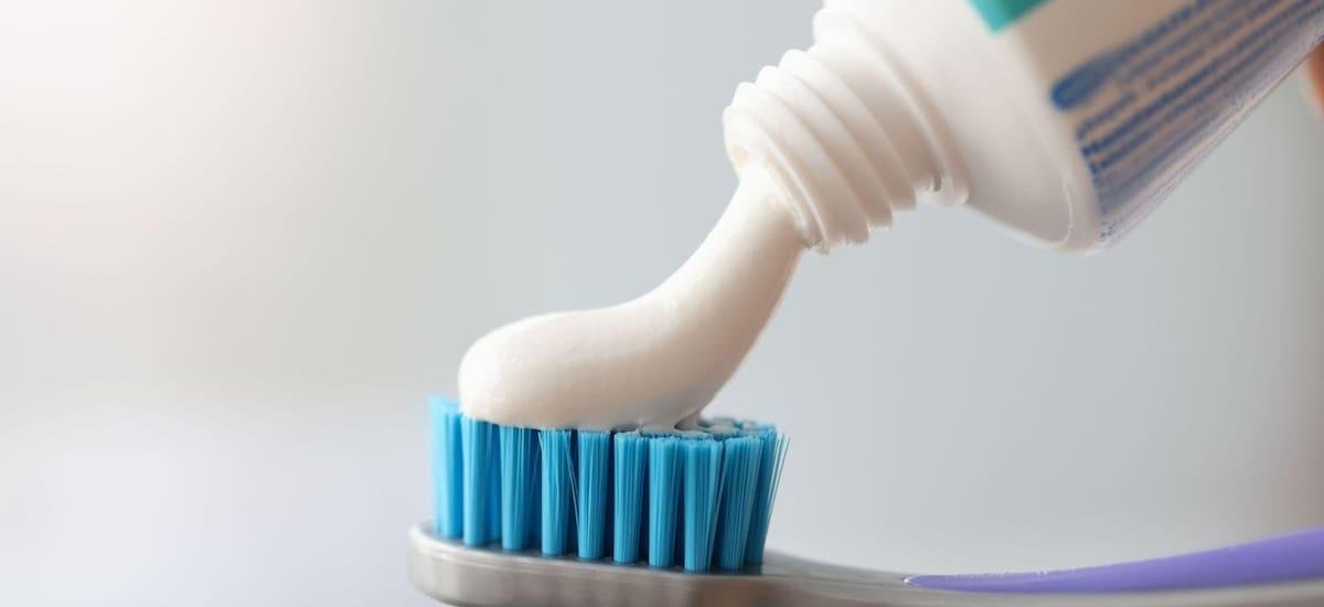 Exigen no comprar esta famosa pasta de dientes: es por repetir la mentira más conocida del mundo