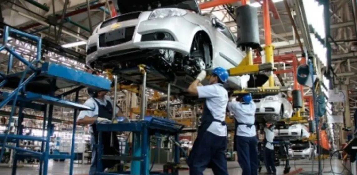 La industria automotriz arrancó 2026 con caídas en producción y exportaciones