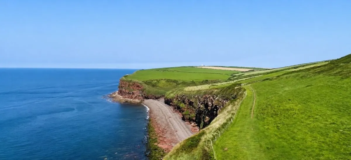 Cómo es el sendero de 4.000 kilómetros que recorre la costa de Inglaterra y es el más largo del mundo