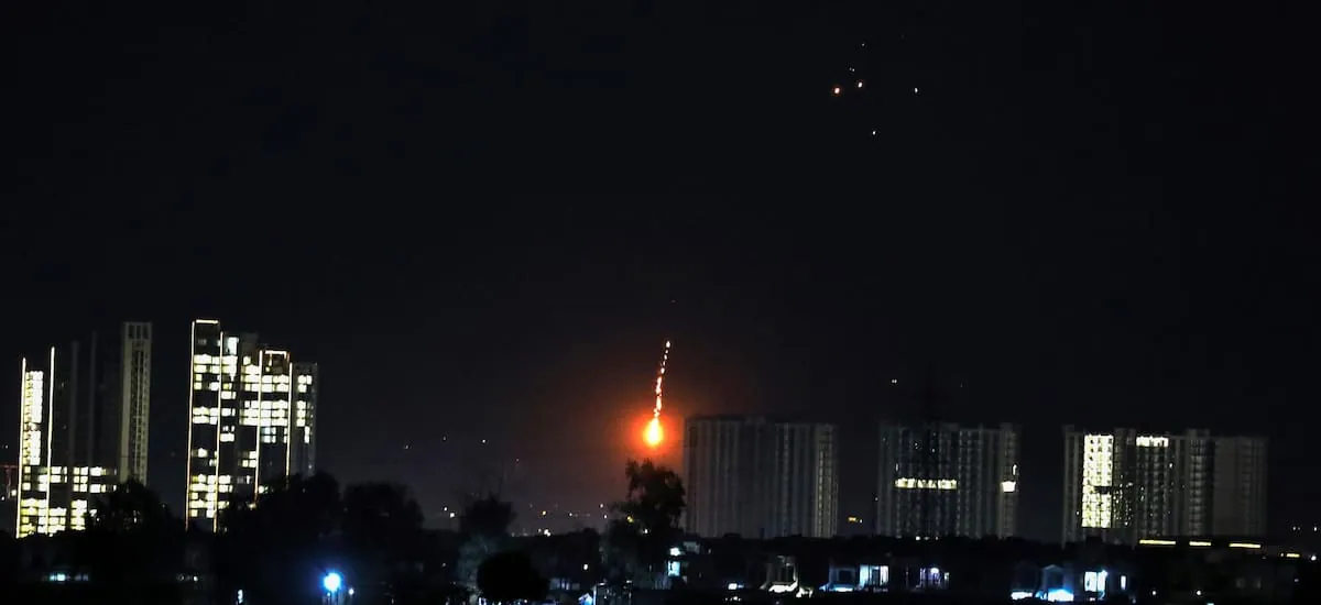 Irán ataca bases estadounidenses en el Golfo e Israel se prepara para invadir el sur del Líbano