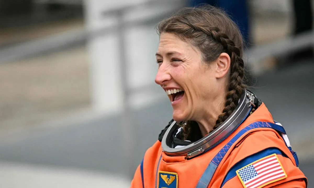 Christina Koch, astronauta de Artemis II: “No hay nada que te prepare para la impresionante sensación de ver tu planeta iluminado como si fuera de día”