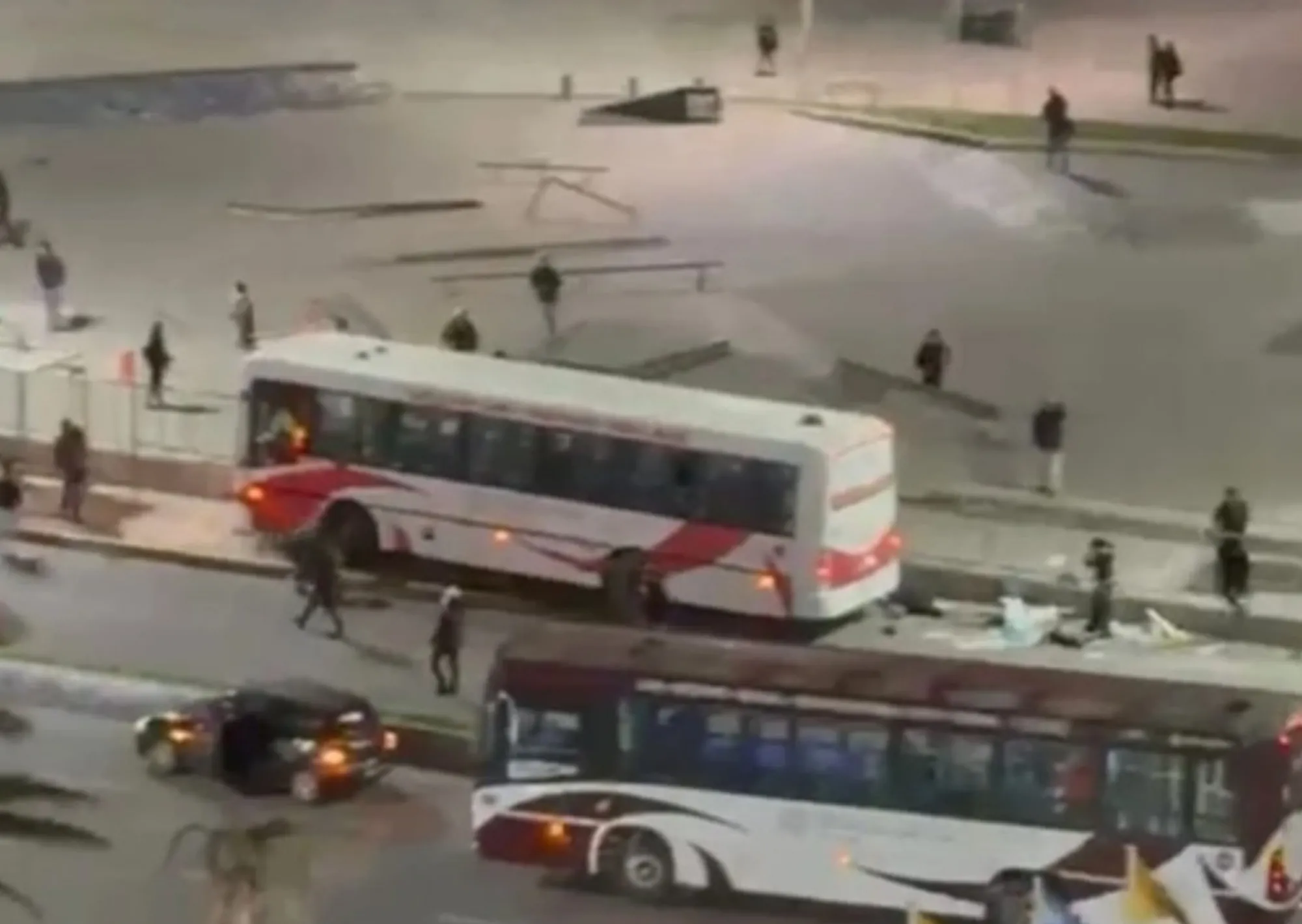 Un colectivo perdió el control, se subió a una vereda en el centro de Mar del Plata y atropelló a varias personas: murió una mujer