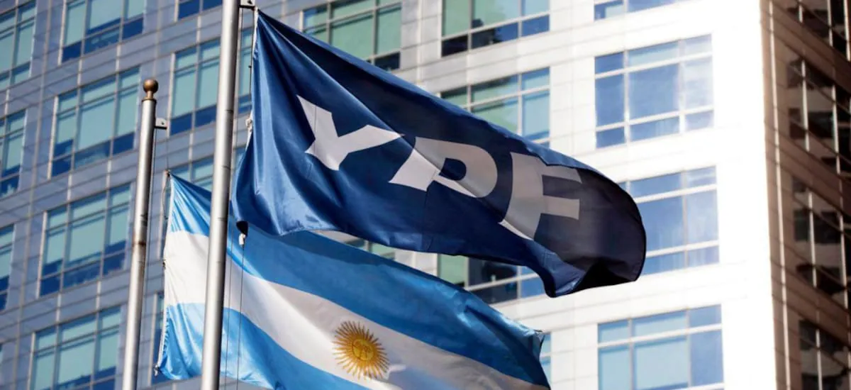 Sorpresa en EE.UU: un fallo suspende las demandas contra Argentina por YPF