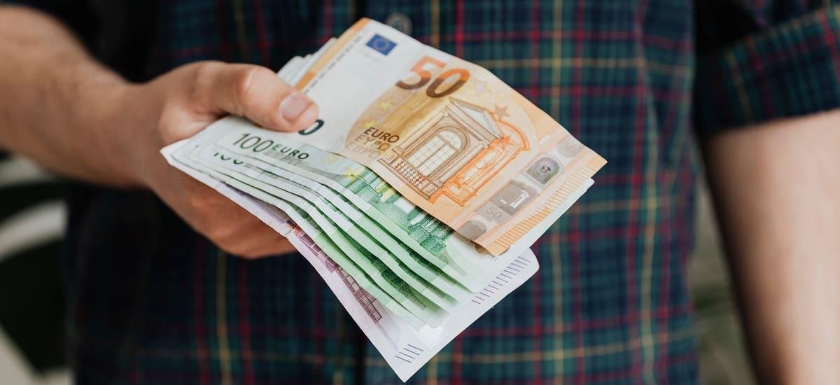 El Gobierno le dará una ayuda de más de 700 euros al mes a todos los jóvenes que vivan con sus padres: cómo solicitarla