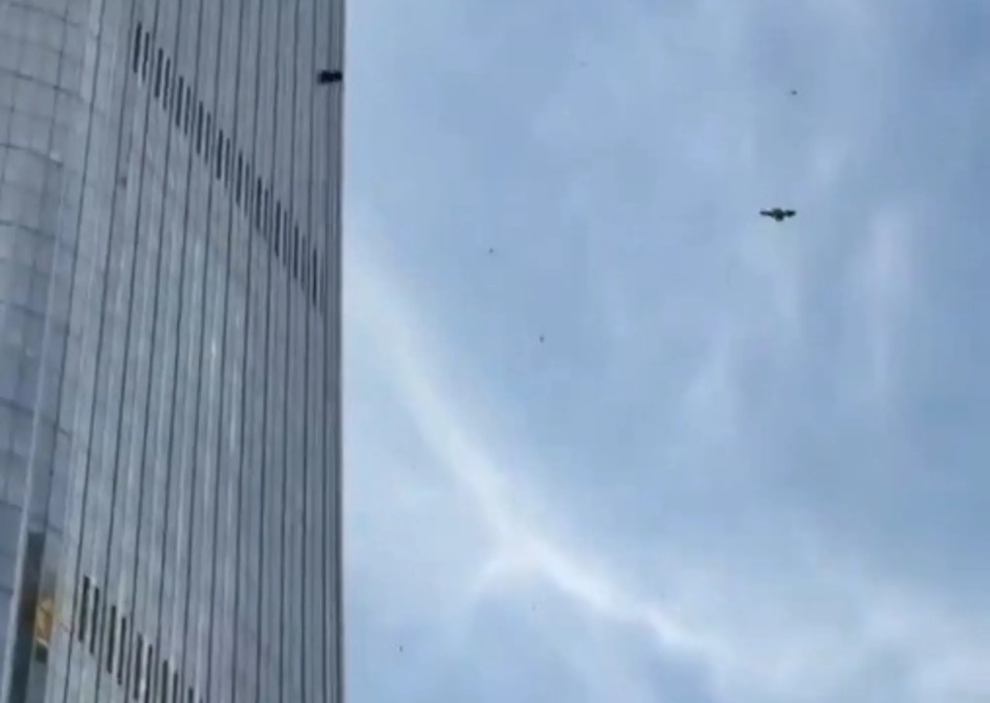 Pánico en Pekín: se estrelló una avioneta contra el edificio más alto de la capital china