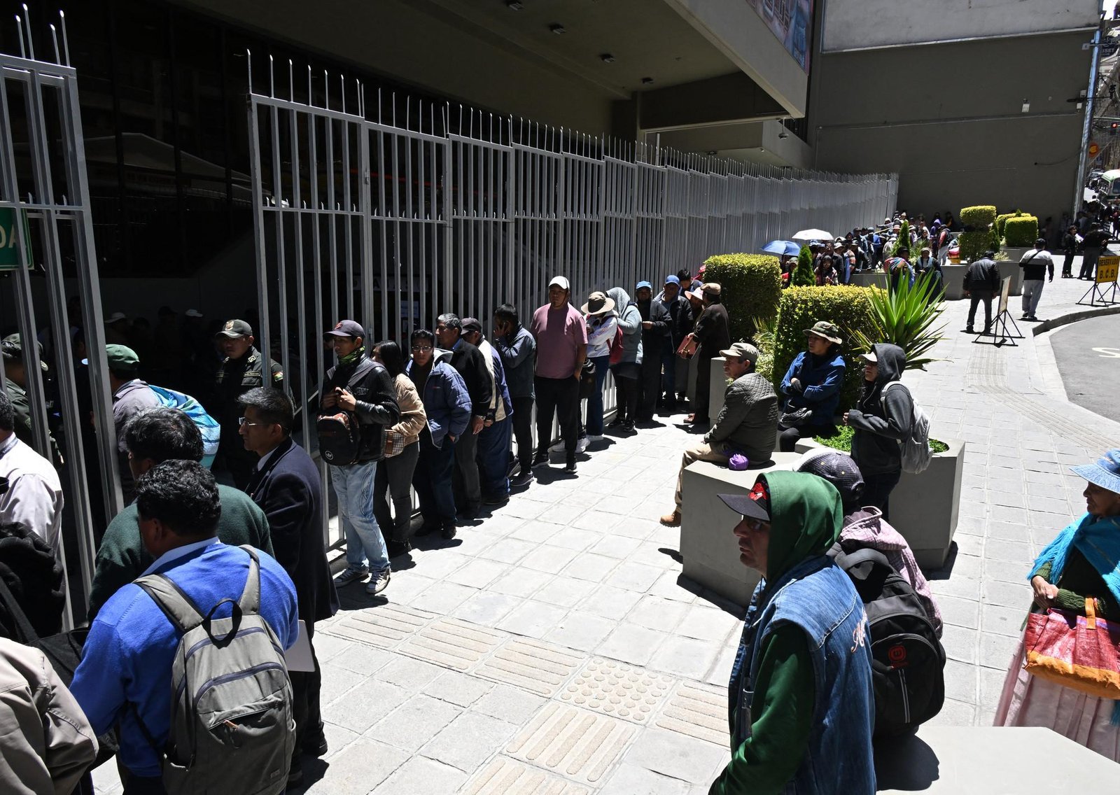 El avión militar que cayó en El Alto convirtió billetes legales en sospechosos y miles de usuarios hicieron fila en los bancos de Bolivia