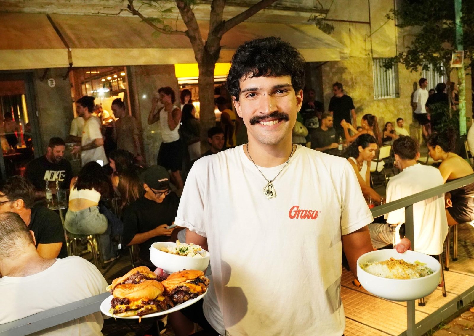 En Villa Crespo, una nueva hamburguesería que es furor: pan importado, carta corta y filas desde las 7 y media