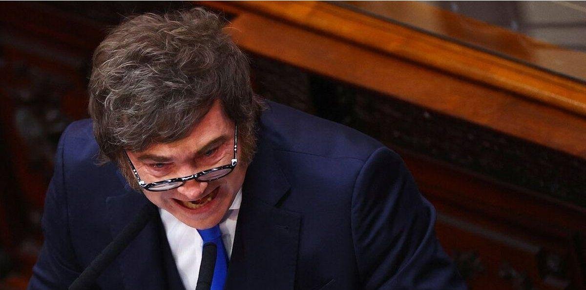 Un Milei desencajado se cruzó con la oposición: “Sigan mintiendo manga de delincuentes”