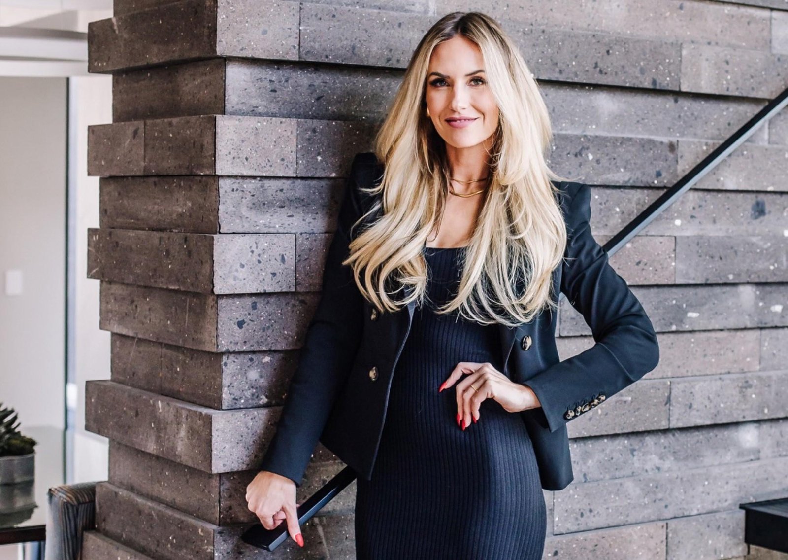 Acusan a un CEO de ofrecerle 3,5 millones de dólares a una empleada para que deje a su esposo: la millonaria demanda del exmarido que descubrió los mensajes