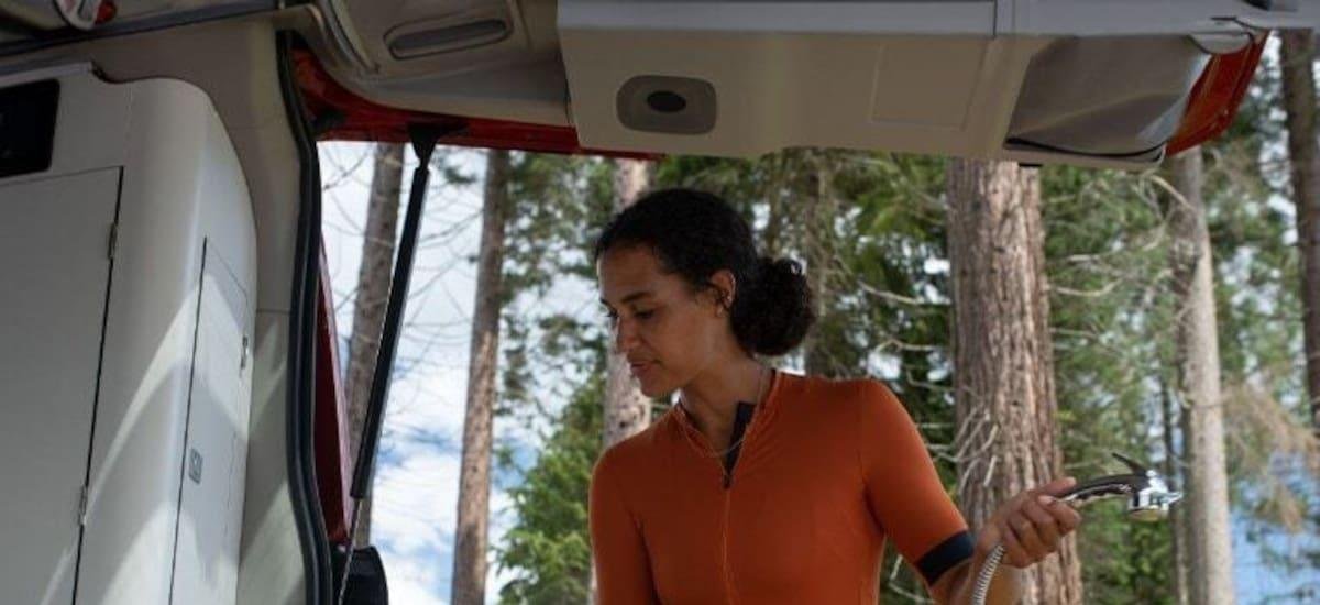 Ford presenta su furgoneta camper perfecta para viajes largos: la van está completamente equipada con ducha, cocina y colchón