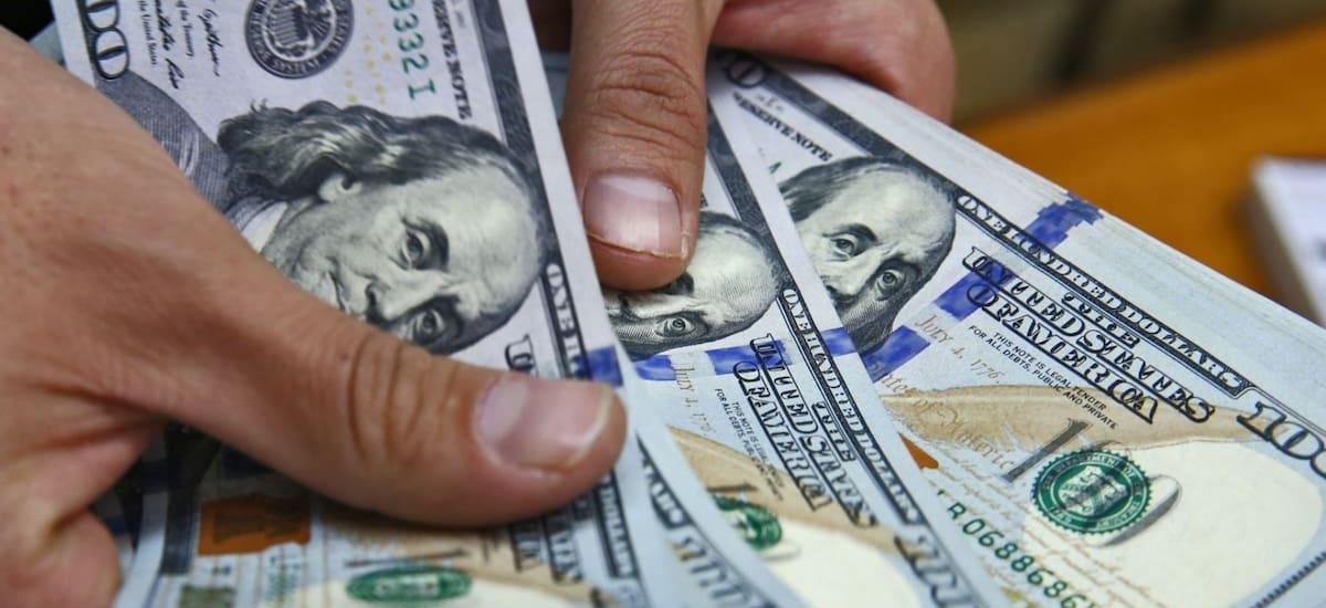 El dólar oficial retoma la baja: a cuánto se ofrece en los bancos de la City este martes - El Cronista
