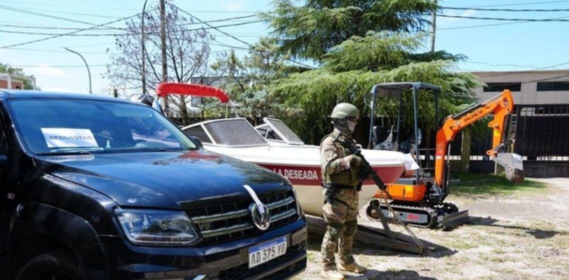 Secuestraron un arsenal enterrado en barriles tras allanamientos en Santa Fe