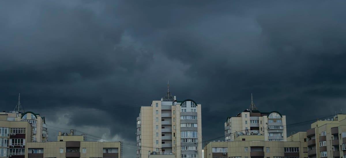 Se quiebra el cielo y llega una intensa tormenta con nubes negras: alerta por fuertes lluvias en Buenos Aires y estas provincias - El Cronista