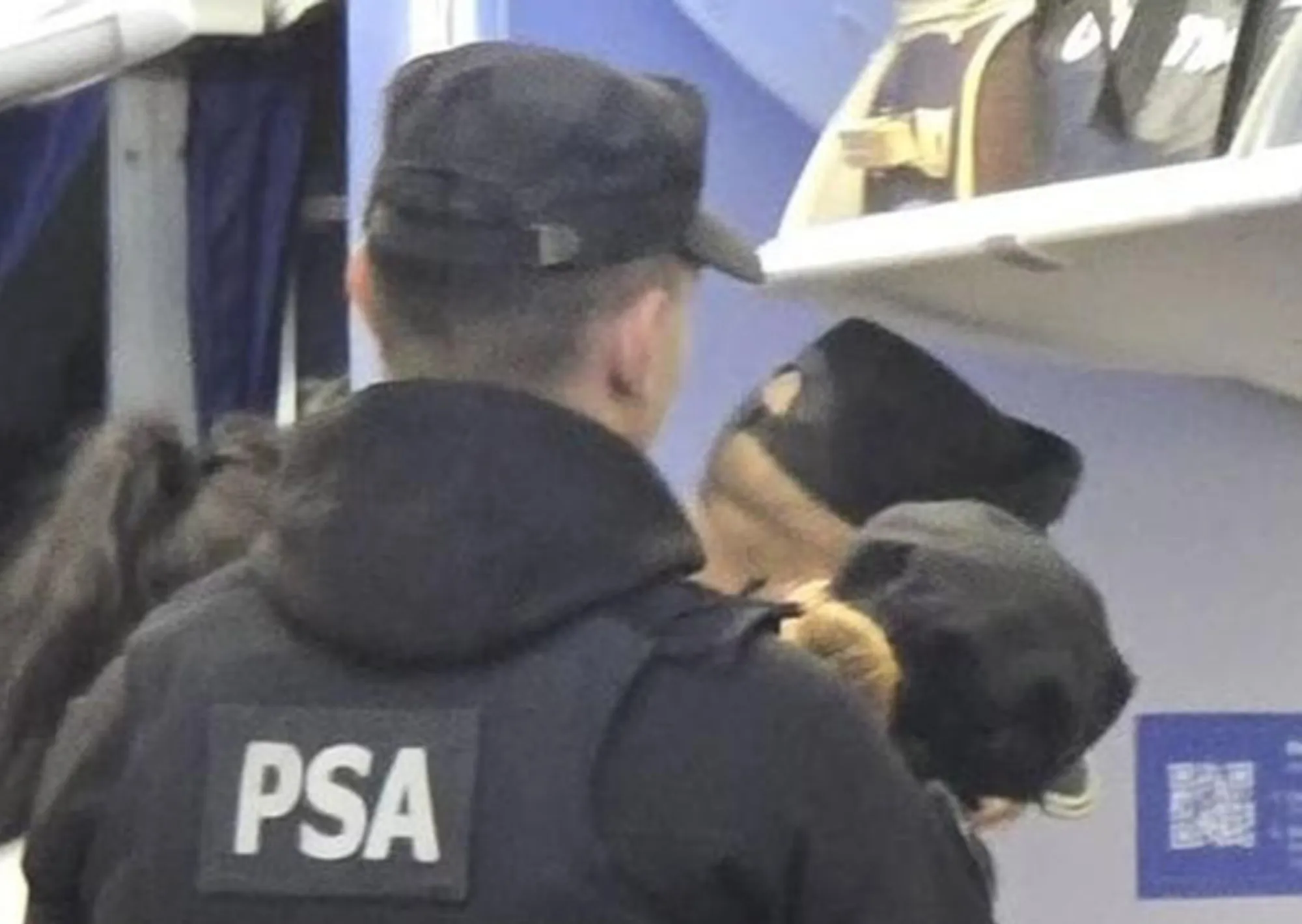 El relato de una periodista que viajaba en el mismo avión que la pareja detenida en Rosario por mantener relaciones sexuales