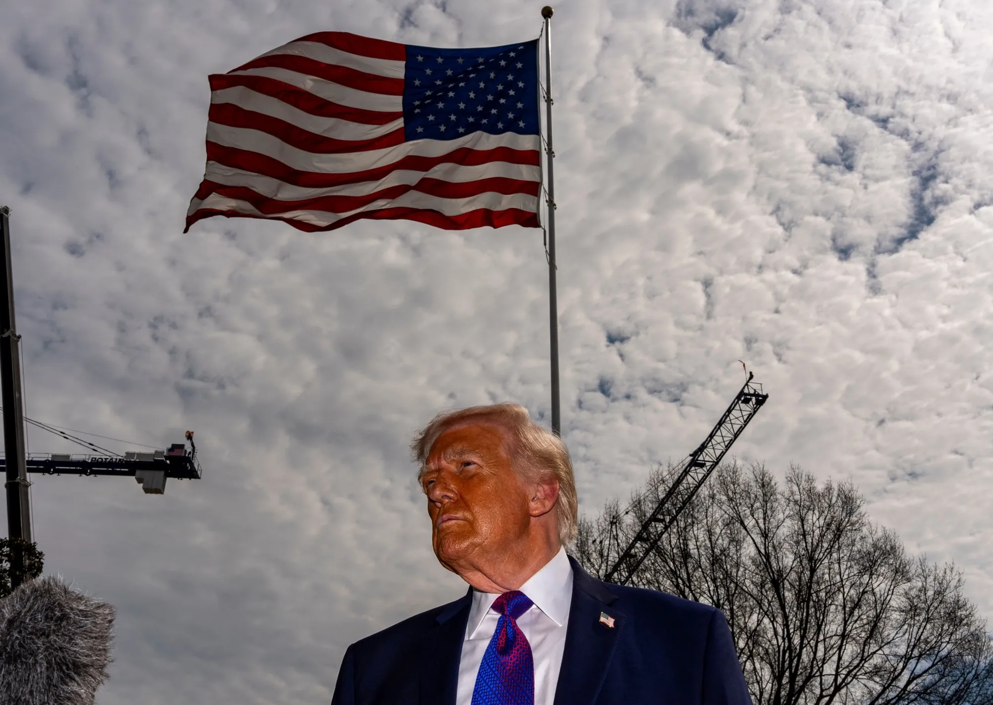 Donald Trump puso una estatua de Cristóbal Colón en la Casa Blanca: lo considera un "héroe" en su cruzada antiwoke