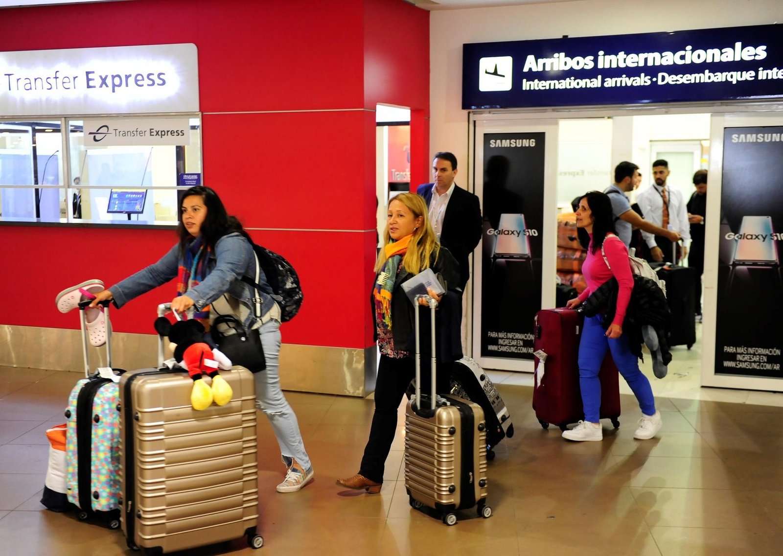 La salida de dólares por turismo no baja: en enero se fueron US$ 1.228 millones