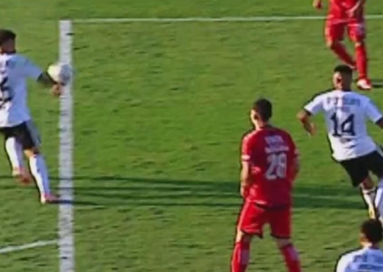 Otra polémica gigante en Barracas: era penal para Riestra, pero el VAR cambió de área y el Guapo lo empató en la última