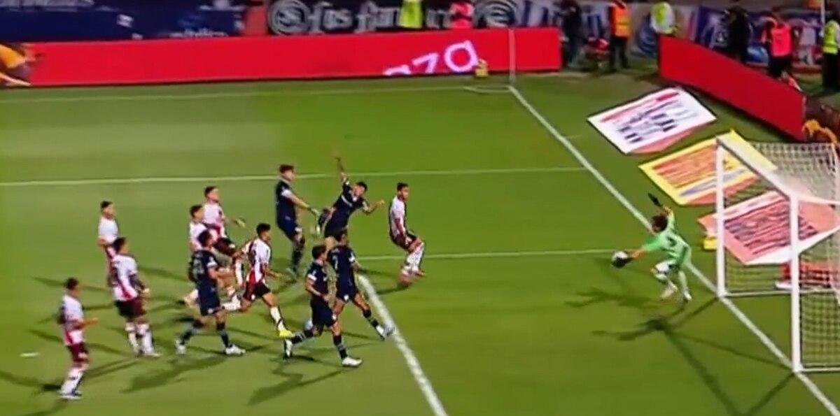 Las tres tapadas que hicieron figura a Beltrán y las polémicas que dejó el empate entre River e Independiente Rivadavia