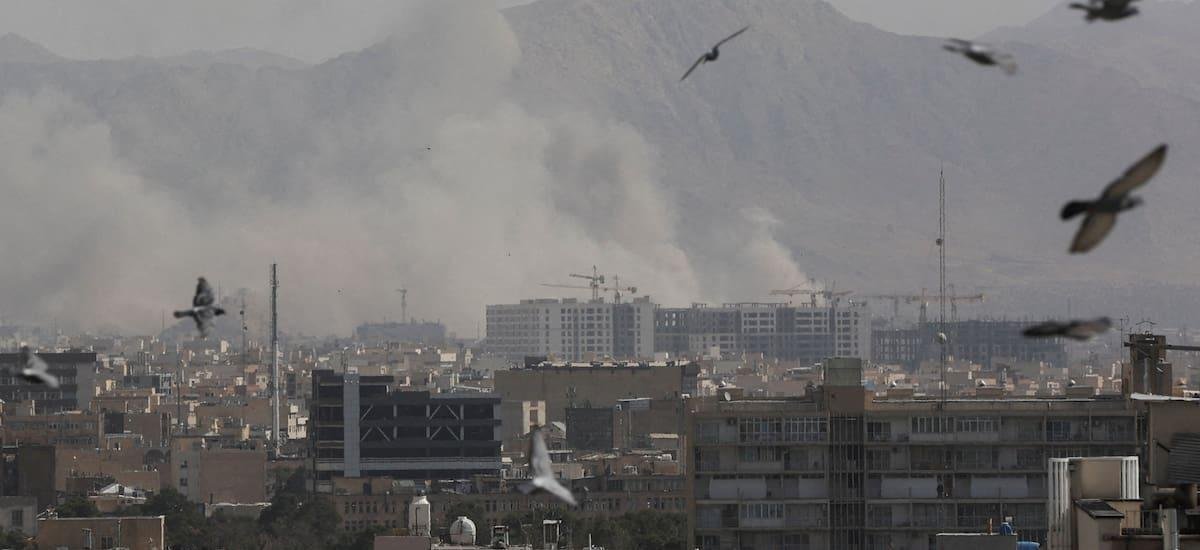 Israel y EE.UU. lanzaron una ofensiva contra “decenas de objetivos militares” en Irán, que respondió con ataques a varios países