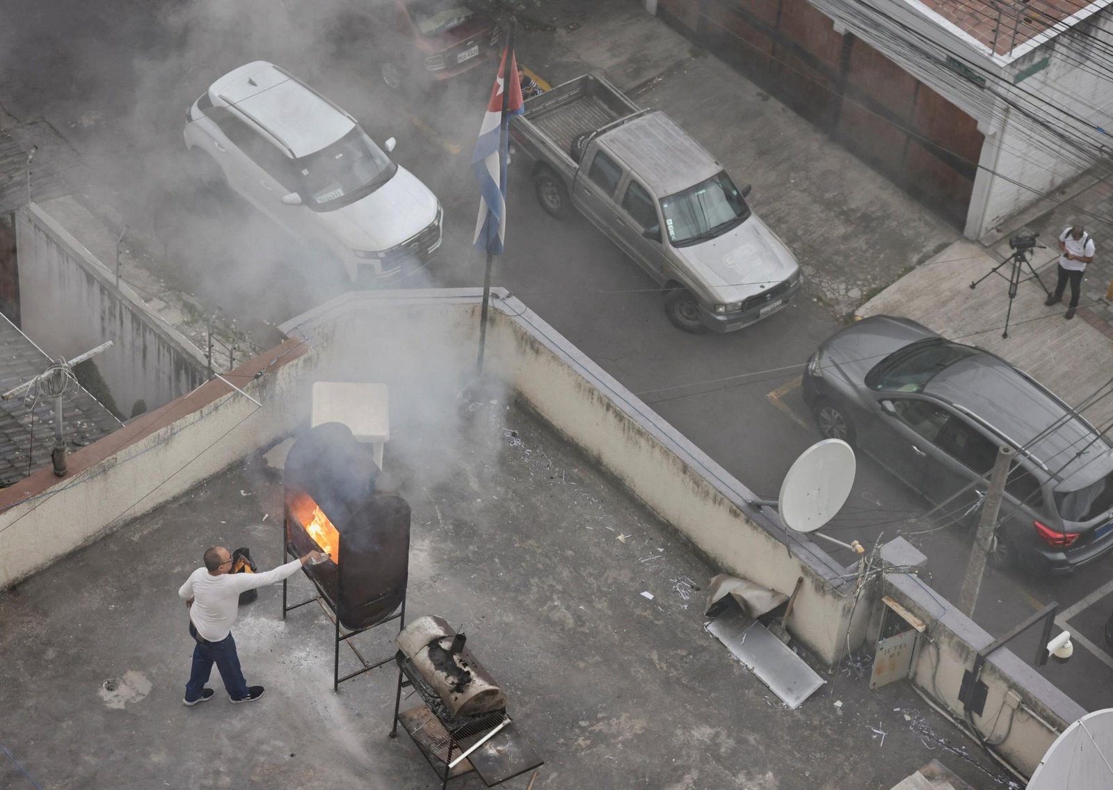 Ecuador declaró persona non grata al embajador de Cuba y le ordenó irse del país: así quemaban papeles en el techo de la embajada