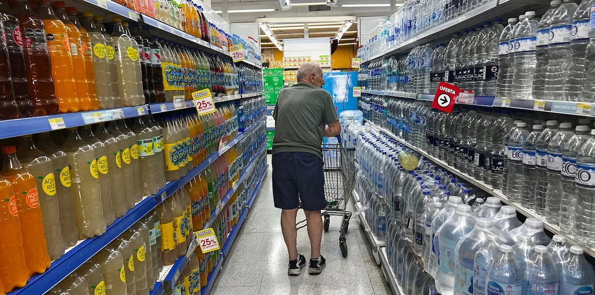 En enero, el consumo siguió débil en supermercados y shoppings, pero repuntó en mayoristas