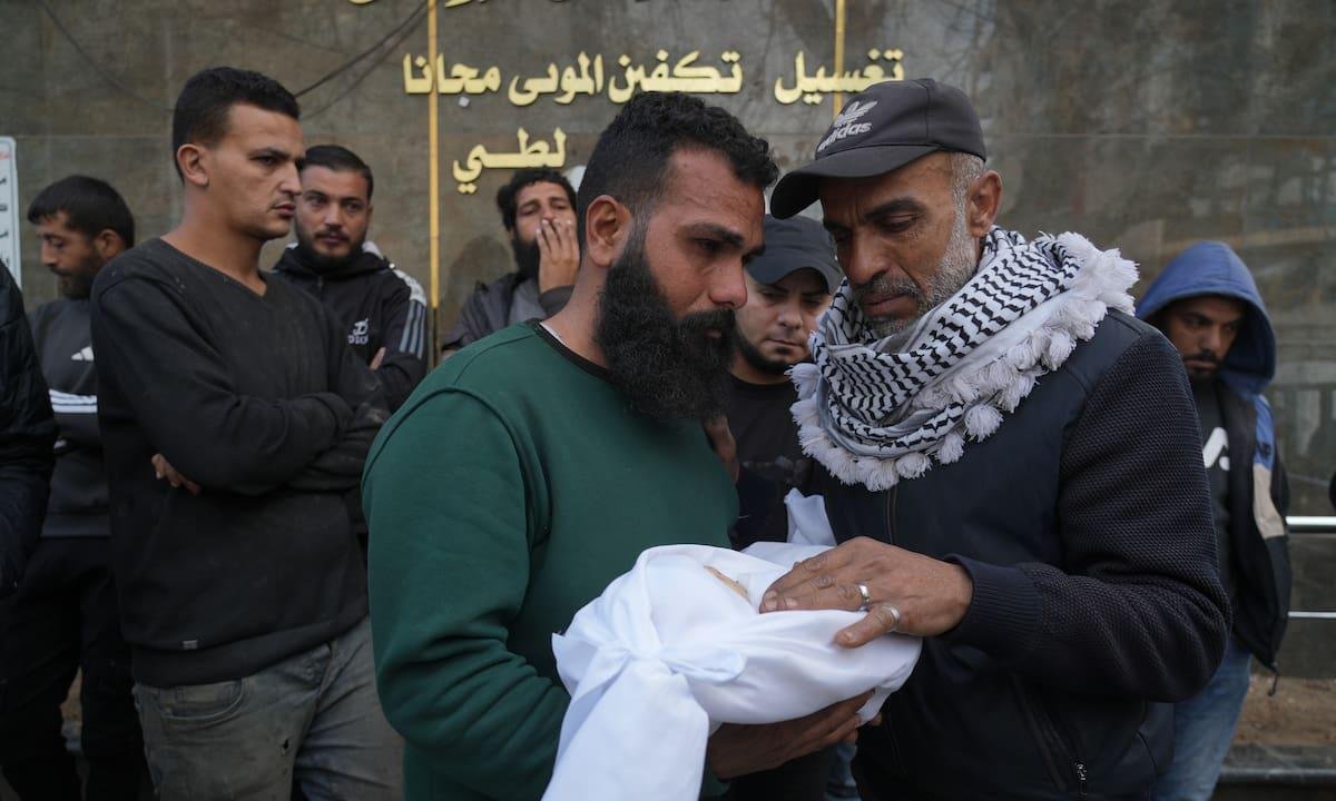 Fuego israelí mata a 17 en Gaza y disparos de insurgentes hieren a soldado de Israel