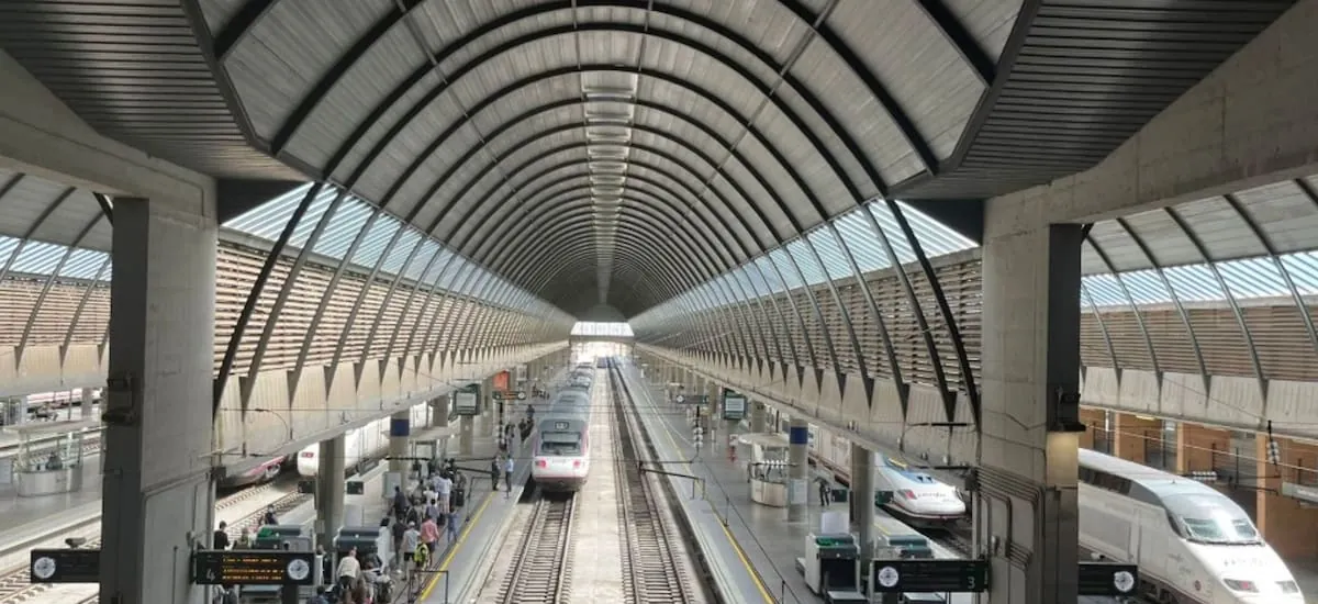 Descarrila otro tren en España y paraliza el tráfico ferroviario: silencio del Gobierno tras el incidente