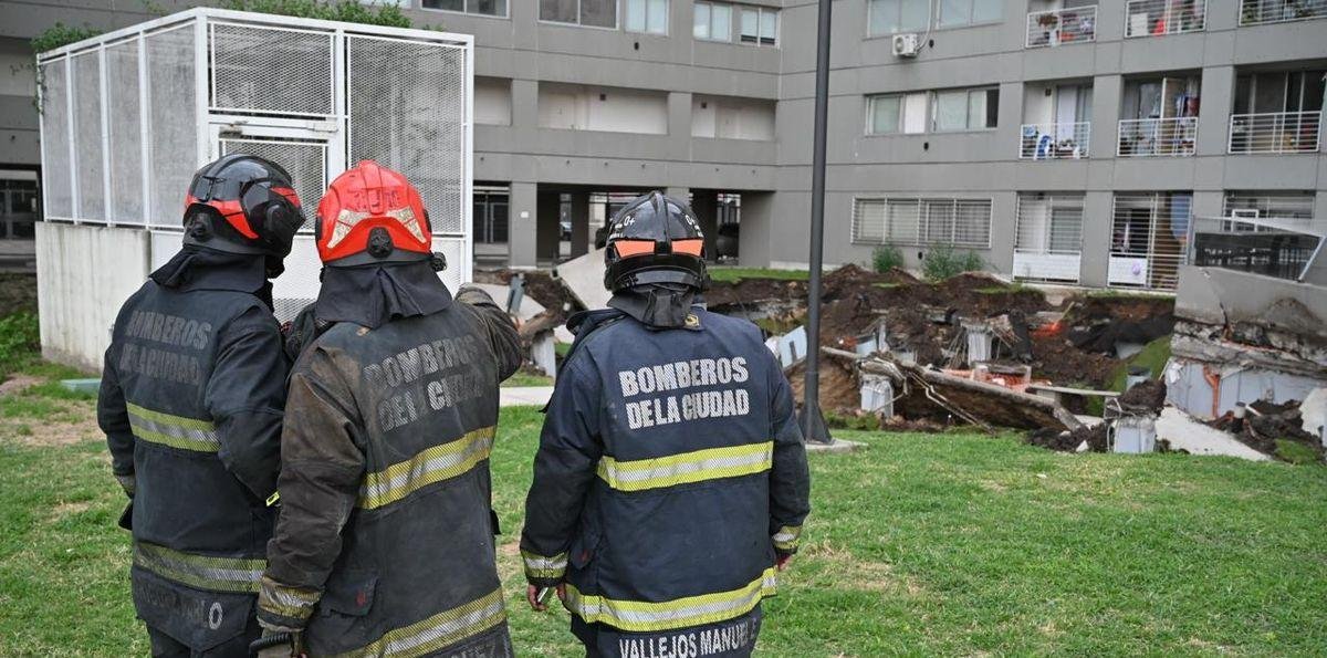 Derrumbe de viviendas en Parque Patricios: 300 evacuados, destrucción de autos y CABA advierte por “riesgo estructural”