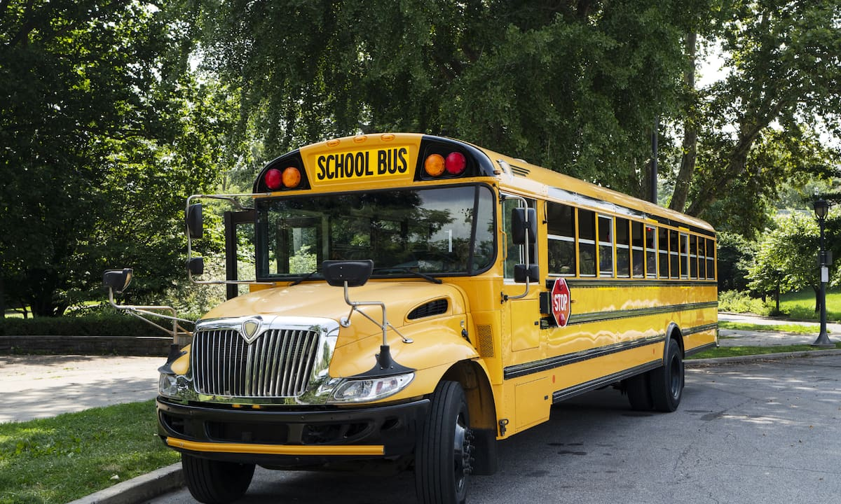 Nueva York busca conductores de autobús escolar: cómo aplicar, los requisitos y el salario