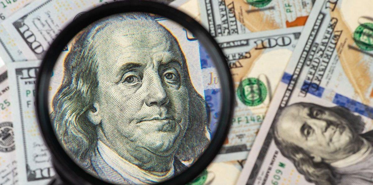 El dólar oficial anotó su primera baja en ocho jornadas, mientras el MEP repuntó con fuerza y sobrepasó al blue