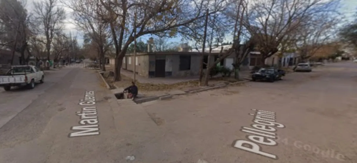 Un joven frenó su auto para ayudar a un hombre en plena calle, pero todo era una mentira para robarle