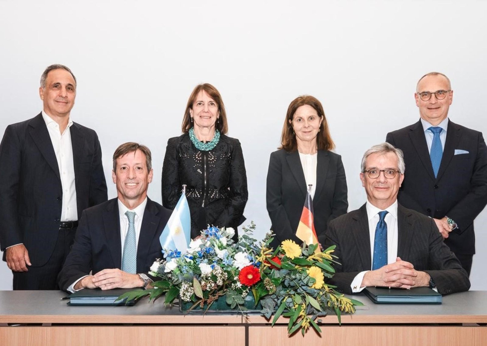 Argentina firmó su primer contrato para exportar gas a Europa, en medio de la guerra con Irán