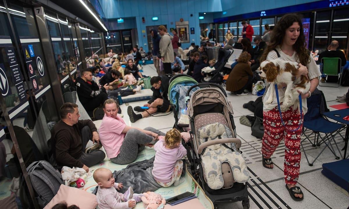 Misiles iraníes obligan a israelíes a resguardarse en refugios tras el ataque de EEUU e Israel