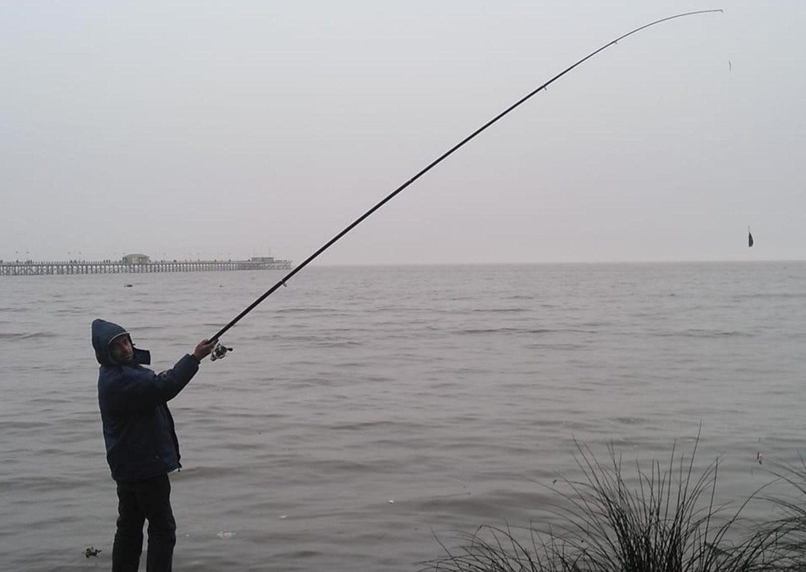 La salida de pesca de un hombre con su hijo de 11 años que terminó en una muerte absurda en Quilmes
