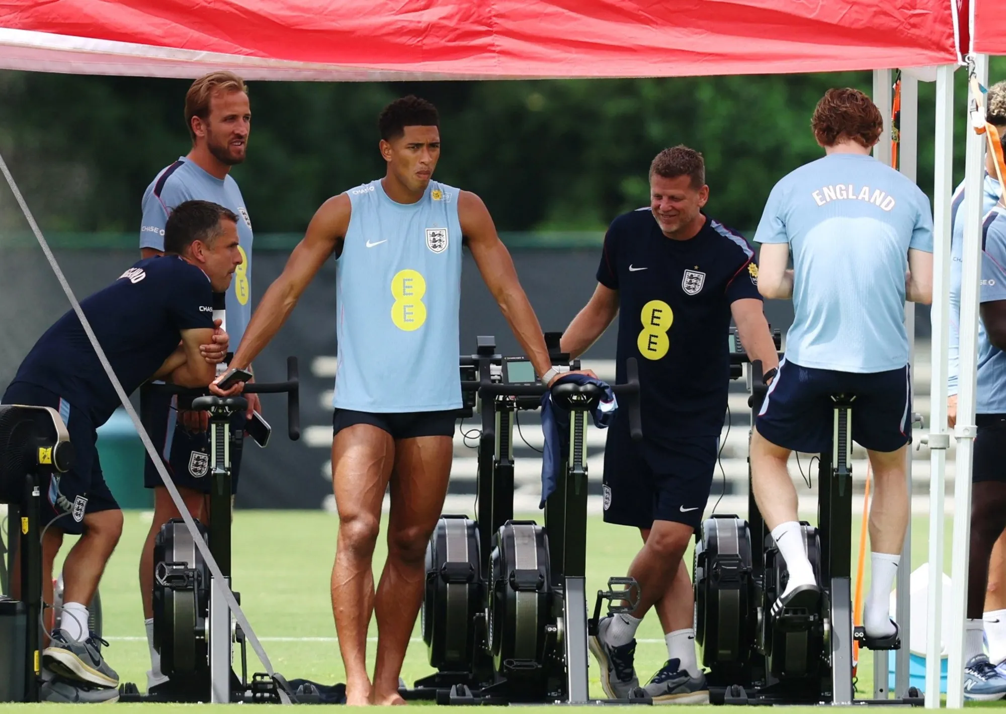 Inglaterra vive un día de tensión en el Mundial: un hombre armado irrumpió en su concentración y aislaron a un jugador por un virus