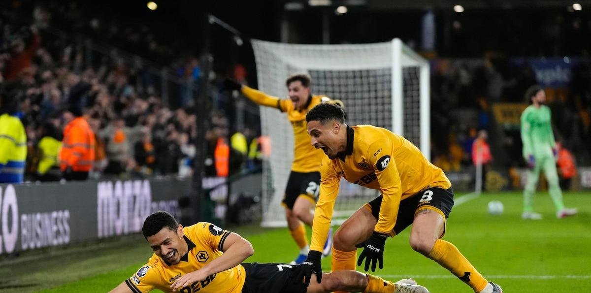 Mohamed Salah anota, pero Liverpool cae 2-1 ante el colista Wolves