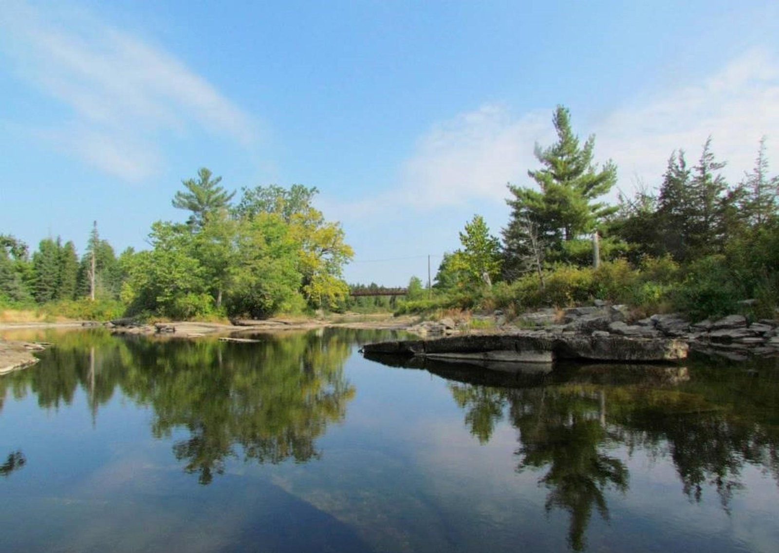 Con 220 metros de profundidad, este gigantesco agujero dejado por una mina de hierro se convirtió en un lago turquesa y ahora podría transformarse en una batería de energía limpia en Canadá