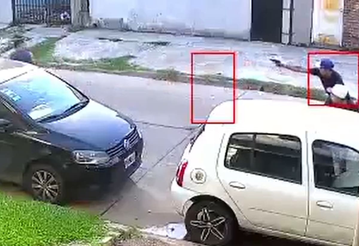 Un policía de civil intentó escapar del robo de su auto y le dispararon por la espalda