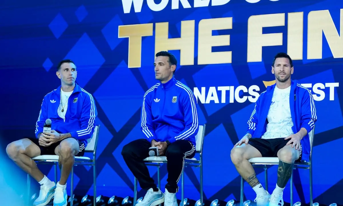 Lionel Messi y Dibu Martínez con una misma idea antes de la final: “Jugar como cuando eran chicos”