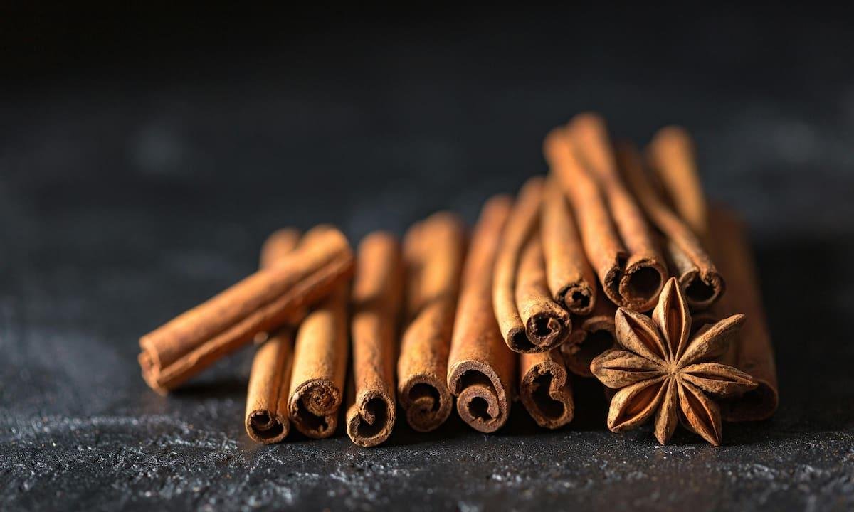 Cómo hacer rituales de canela el 1° de marzo para atraer la abundancia