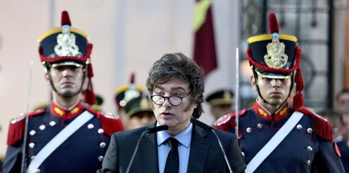 Javier Milei le entregará el sable corvo de San Martín a los Granaderos el sábado en Santa Fe