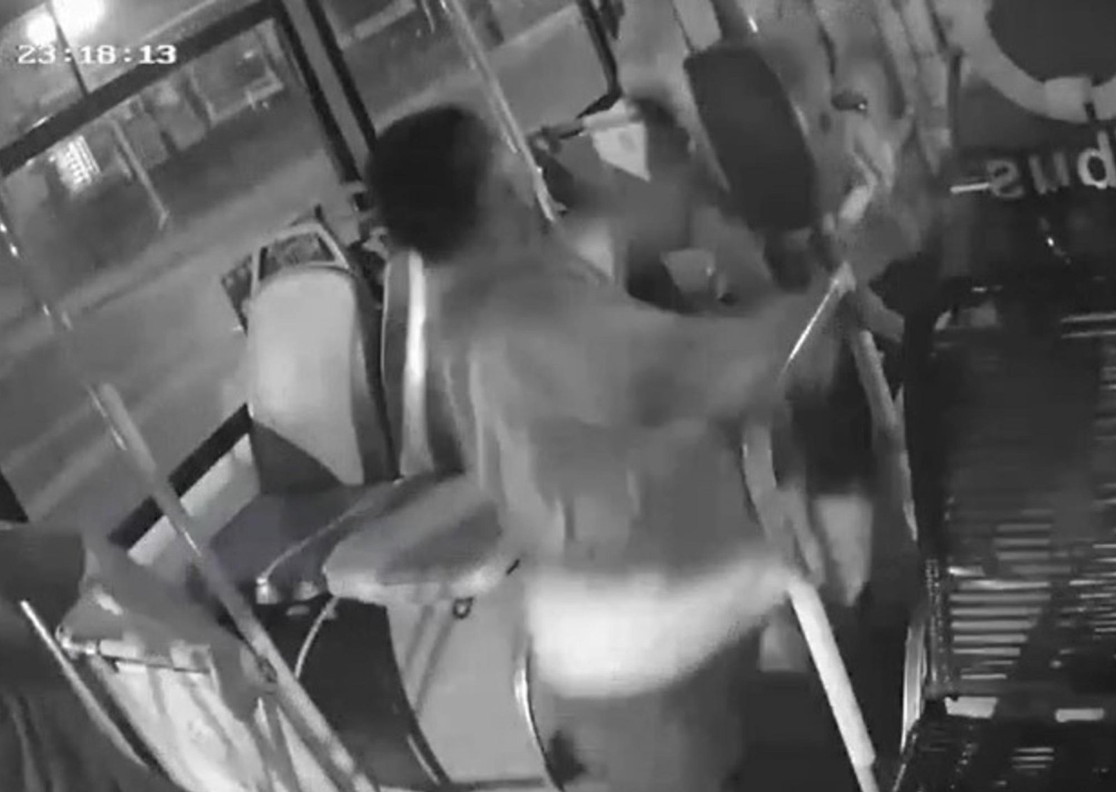 Un chofer discutió con un pasajero, se levantó para pegarle y dejó el colectivo a la deriva