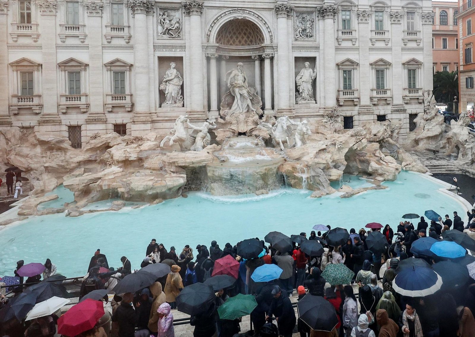 Roma, invadida por el fervor turístico, el lujo y también por las contradicciones