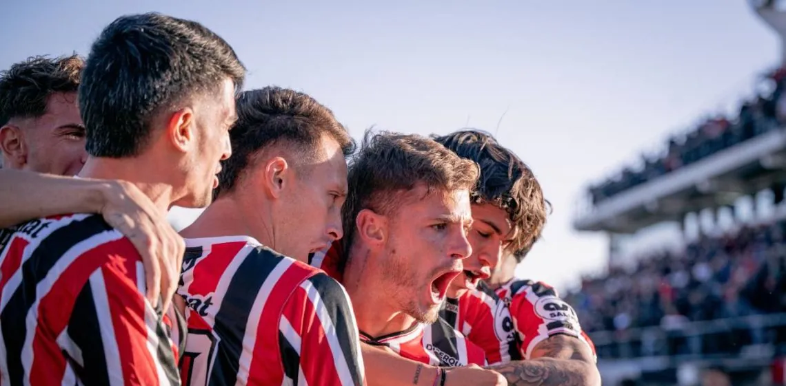 El club de barrio con la camiseta más linda del mundo, que fue campeón de Primera y bailó al Bayern Munich