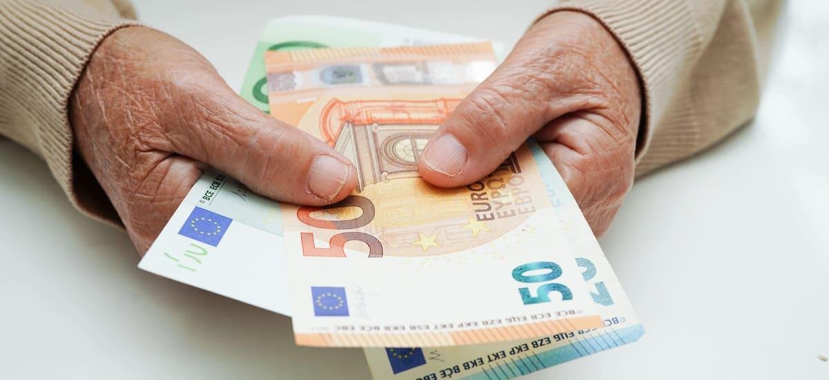 Asistencia de 140 euros para todos los jubilados con hijos: ¿cómo pedirla y cuáles son los requisitos?