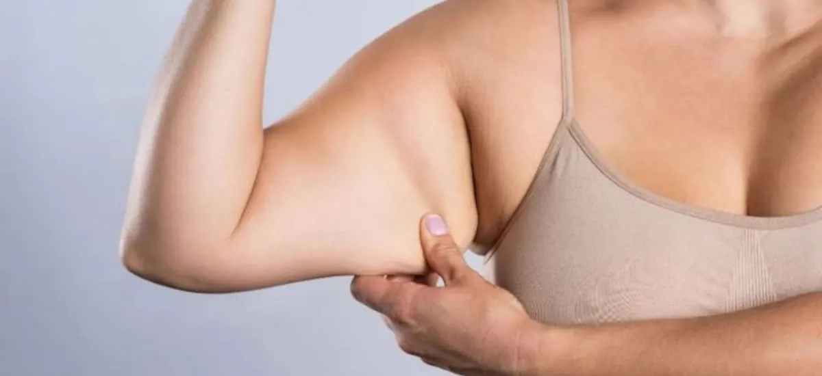 Ni correr ni caminar: el mejor ejercicio en casa para eliminar las “alas de murciélago” sin ir al gimnasio