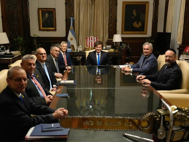 Javier Milei contra el вЂњChiquiвЂќ Tapia: ahora el Presidente puso la camiseta de Estudiantes en el sillГіn de Rivadavia