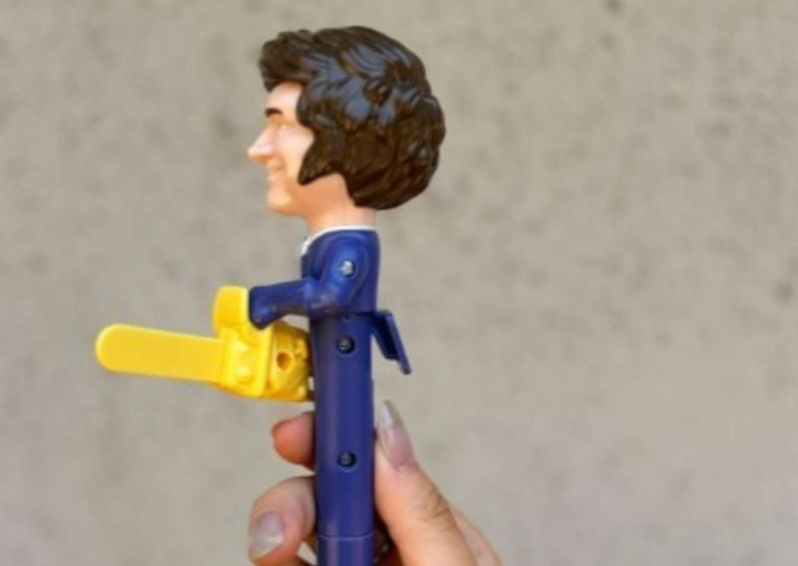 Cómo es la lapicera de Milei con motosierra y frases grabadas que promocionan diputadas libertarias en redes