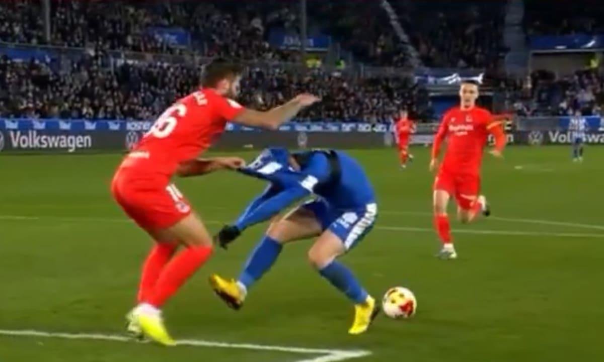 Al Alavés de Coudet le dieron un penal surrealista, lo malogró, Real Sociedad se lo dio vuelta y lo eliminó de la Copa del Rey