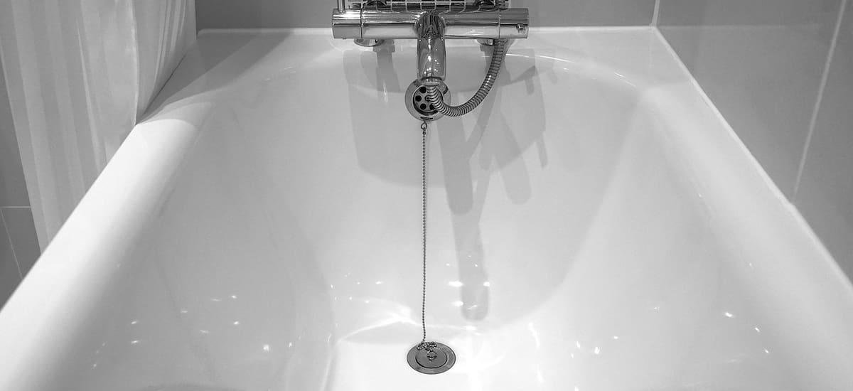 Ni vinagre ni bicarbonato: el ingrediente para quitar las manchas de sarro de la bañera para siempre